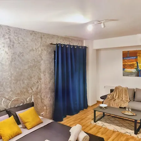 Ultracentral 5* Boutique Style Apartment. Brand New. 2 Rooms. Spacious. Free Parking Apartament