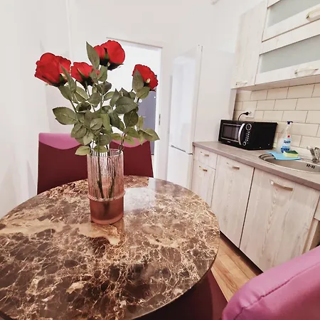 Apartmán Ultracentral 5* Boutique Style Apartment. Brand New. 2 Rooms. Spacious. Free Parking *